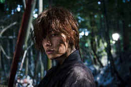Japan hat sich dem Westen angepasst und beendet die Isolation, sodass der Samurai Kenshin (Takeru Sato) ins Land zieht, um seiner dunklen Vergangenheit zu entkommen. Mit seiner Schwertkunst m&ouml;chte er nicht mehr morden, sondern Unschuldige besch&uuml;tzen. Doch dabei ger&auml;t er ins Visier eines Killers ...