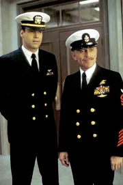 Harmon Rabb, Jr. (David James Elliott, l.), Chief Petty Officer Paul Bauwer (Bruce Weitz)