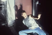 (1. Staffel) - Die X-Akten: Hier werden F&auml;lle gesammelt, in denen paranormale Ph&auml;nomene eine Rolle spielen, die nicht erkl&auml;rt werden k&ouml;nnen. FBI-Agent Fox Mulder (David Duchovny) untersucht solche F&auml;lle.