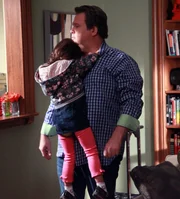 Cameron (Eric Stonestreet) wird klar, dass seine Tochter Lily (Aubrey Anderson-Emmons) offenbar ein Problem damit hat zu teilen. Wird sie dann ein Geschwisterchen akzeptieren?