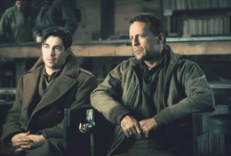 Augsburg, 1944. Als es zu Morden unter den Gefangenen im Augsburger Lager kommt, besteht Colonel McNamara (Bruce Willis, r.) auf einem Schauprozess gegen den schwarzen Piloten Scott. Um seine eigene Haut zu retten, muss Hart (Colin Farrell, l.) dessen Verteidigung &uuml;bernehmen ...