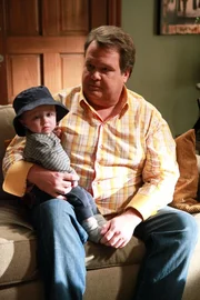 Cameron (Eric Stonestreet) und Mitchell wollen einen Jungen adoptieren. Doch zunächst müssen sie ihre eifersüchtige Tochter Lily dazu bringen, ein Geschwisterchen zu akzeptieren...