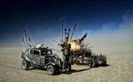 Der Einzelg&auml;nger Max Rockatansky schlie&szlig;t sich einer Gruppe Frauen an, die vor dem gnadenlosen Warlord Immortan Joe geflohen sind. Die Schergen des B&ouml;sewichts sind ihnen dicht auf den Fersen.