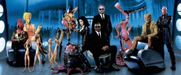 F&uuml;r Agent J (Will Smith, r.) und Agent K (Tommy Lee Jones, M.) ist es nicht immer leicht zwischen Gut und B&ouml;se zu unterscheiden, nur bei Serleena (Lara Flynn Boyle, l.) sind sie sich ganz sicher ...
