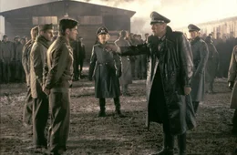 Augsburg 1944. Seit Monaten fristet der junge Lt.Thomas Hart (Colin Farrell, vorne l.) seine Tage in einem NS-Gefangenenlager unter Aufsicht des unmenschlichen Oberst Visser (Marcel Iures, vorne r.). Wie lange wird er noch auf Rettung warten m&uuml;ssen?; Augsburg 1944. Seit Monaten fristet der junge Lt.Thomas Hart (Colin Farrell, vorne l.) seine Tage in einem NS-Gefangenenlager unter Aufsicht des unmenschlichen Oberst Visser (Marcel Iures, vorne r.). Wie lange wird er noch auf Rettung warten m&uuml;ssen?