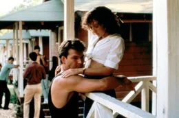 Tanzlehrer Johnny (Patrick Swayze) bricht das Gebot: Er verliebt sich in die sch&uuml;chterne Frances (Jennifer Grey), die mit ihrer Familie Urlaub in dem Hotel, in dem er arbeitet, macht.