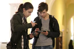 Die beiden Sch&uuml;ler Maximilian (Alexander Martschewski, l.) und Jonas (Emil Reinke, r.), die ganz klar den Ton in der Klasse angeben, bestaunen ihr selbst gedrehtes Handyvideo von ihrer Mitsch&uuml;lerin Nina.