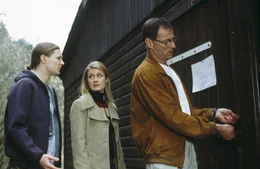 Ellens Ex-Mann Thomas (Thomas Schendel, r.), Tochter Lena (Pauline Knof, M.) und Sohn Michael (Sebastian Reznicek, l.) sind auf der Suche nach Ellen.