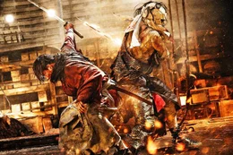 Kenshin Himura (Takeru Sat&ocirc;, l.) nimmt den Kampf gegen den verbrannten und bandagierten Makoto Shishio (Tatsuya Fujiwara, r.) und seine Elitekampfgruppe Juppongatana auf ...