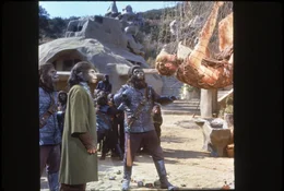 Eine Notlandung verschl&auml;gt Taylor (Charlton Heston, r.) und sein Team auf einen fremden Planeten, der von Menschenaffen regiert wird. Die Affen nehmen Taylor fest und missbrauchen ihn f&uuml;r Forschungsexperimente ...