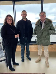 v.l.: Petra, Jakob und Architekturkritiker Mark Isitt