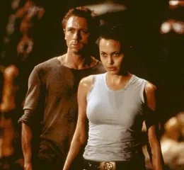 Alex Marrs (Daniel Craig) umwirbt Lara (Angelina Jolie), macht aber zugleich mit ihren Feinden gemeinsame Sache.
