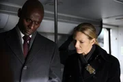 Unglaubliche Vorf&auml;lle ereignen sich: Wissenschaftler Olivia (Anna Torv, r.) und Phillip (Lance Reddick, l.) versuchen, diese gemeinsam mit Peter und Walter aufzukl&auml;ren ...