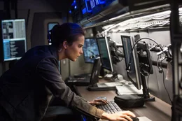 Mit modernster Technik nimmt Heather Lee (Alicia Vikander) Bournes Spur auf.