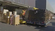 In der Frachtkontrolle wird ein verd&auml;chtiges Paket &uuml;berpr&uuml;ft - die Ermittler gehen jedem Hinweis auf m&ouml;gliche Schmuggelware nach.