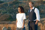 Patrick Jane (Simon Baker, r.) hofft, von Lorelei Martins (Emmanuelle Chriqui, l.) etwas über Red John zu erfahren. Doch wird sie ihm helfen?