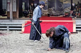 Kenshin Himura (Takeru Sat&ocirc;) hat eigentlich geschworen, nie wieder zum Schwert zu greifen. Doch er muss den gr&ouml;&szlig;enwahnsinnigen Auftragsm&ouml;rder Shishio stoppen.