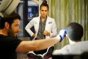 Chicago Med Staffel 3 Folge 5 Sie beobachten, wie er den Patienten untersucht: Colin Donnell als Connor Rhodes, Rachel DiPillo als Sarah Reese