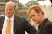 Det. Frank Tripp (Rex Linn, l.) und Lt. Horatio Caine (David Caruso, r.) haben einen Verdacht, wer Sergeant Timothy Hicks' Leben auf dem Gewissen haben könnte. Det. Frank Tripp (Rex Linn, l.) und Lt. Horatio Caine (David Caruso, r.) haben einen Verdacht, wer Sergeant Timothy Hicks' Leben auf dem Gewissen haben könnte.