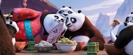 Die bezaubernde Panda Dame Mei Mei (l.) wickelt Po (r.) mit ihren K&uuml;nsten und ihrem Charme um den Finger ...