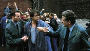 Der Gefangene Hubert Neuber (Helmut Berger, Mi.) wird bei einem Tumult auf dem Gefängnishof von zwei Wärtern (Komparsen) isoliert. Der Gefangene Hubert Neuber (Helmut Berger, Mi.) wird bei einem Tumult auf dem Gefängnishof von zwei Wärtern (Komparsen) isoliert.