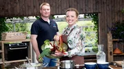 K&ouml;chin Zora Klipp und Fischer Frederik Otten kochen Steinbutt mit Rhabarber-Fenchel-Salat und Kartoffel-Kr&auml;uter-Stampf (Weitere Bilder auf Anfrage)