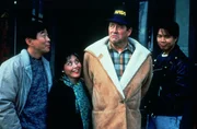 Als eine Gruppe koreanischer Touristen nach Cicely kommt, ändert sich Maurices (Barry Corbin, 2.v.r.) Leben schlagartig ...