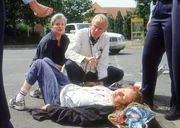 Als die verzweifelte Helga (Heidemarie Rohweder, lieg.) nach einem Mordversuch an Melanies Vergewaltiger blutverschmiert vor dem Gefängnis zusammen bricht, begreifen Strauss (Rainer Goernemann) und Uschi (Barbara Freier), wie ernst es Helga mit ihrem Wunsch nach Versöhnung ist.