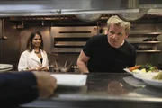 Jetzt wird es spannend f&uuml;r Gordon Ramsay (r.), denn er testet, ob das "Lido" dank seine Hilfe wieder Fu&szlig; fassen konnte ...