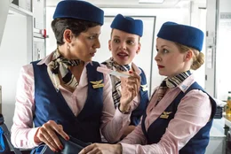 Als Charlotte (Jasmin Gerat, l.) und Meli (Judith Neumann, M.) aufgeht, dass ihnen Feli (Jasmin Schwiers, r.) ein wichtiges Detail verheimlicht hat, macht sich zun&auml;chst Entsetzen breit. Doch dann st&uuml;rzt sich Charlotte als Co-Mutter mit ins Abenteuer Kind ...