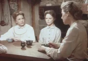 James und Cassandra sind schon seit Tagen nicht mehr in die Schule gekommen. Laura (Melissa Gilbert, l.) berät mit ihrer Schwester Mary (Melissa Sue Anderson, M.) und ihrer Mutter Caroline (Karen Grassle, r.), wie man den Kindern helfen könnte. James und Cassandra sind schon seit Tagen nicht mehr in die Schule gekommen. Laura (Melissa Gilbert, l.) berät mit ihrer Schwester Mary (Melissa Sue Anderson, M.) und ihrer Mutter Caroline (Karen Grassle, r.), wie man den Kindern helfen könnte.