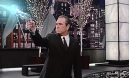 Auf der Suche nach dem Licht von Zartha, durch das sie das Universum beherrschen kann, erobert Serleena sogar die MIB-Zentrale. Die Krise kann nur der "geblitzdingste" Agent K (Tommy Lee Jones) l&ouml;sen ...