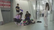 Zollbeamte durchsuchen am Flughafen das Gepäck einer Reisenden - zwischen den Kleidungsstücken könnten sich verbotene Substanzen oder Gegenstände verbergen. Zollbeamte durchsuchen am Flughafen das Gepäck einer Reisenden - zwischen den Kleidungsstücken könnten sich verbotene Substanzen oder Gegenstände verbergen.