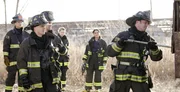 V.l.: Peter Mills (Charlie Barnett), Christopher Herrmann (David Eigenberg), Matthew Casey (Jesse Spencer), Leslie Shay (Lauren German) und Gabriela Dawnson (Monica Raymund) sind dabei als Kelly Severide (Taylor Kinney) den Anhänger eines Lkws aufbricht. Doch das was sich im Anhänger befindet ist schockierend... V.l.: Peter Mills (Charlie Barnett), Christopher Herrmann (David Eigenberg), Matthew Casey (Jesse Spencer), Leslie Shay (Lauren German) und Gabriela Dawnson (Monica Raymund) sind dabei als Kelly Severide (Taylor Kinney) den Anhänger eines Lkws aufbricht. Doch das was sich im Anhänger befindet ist schockierend...