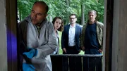 In einer abgelegenen Waldh&uuml;tte finden Dr. Christoph Strahl (Christoph Tomanek, l.), Ida M&uuml;ller-Dogan (Amelie Plaas-Link, 2.v.l.), Lars Englen (Ingo Naujoks, 2.v.r.) und Finn Kiesewetter (Sven Martinek, r.) Spuren des Opfers.