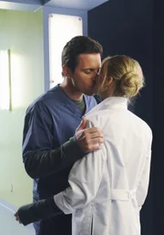 Finden sich toll: Drew (Michael Mosley, l.) und Denise (Eliza Coupe, r.) ...