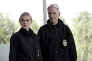 Ellie Bishop (Emily Wickersham, l.); Leroy Jethro Gibbs (Mark Harmon, r.) Ellie Bishop (Emily Wickersham, l.); Leroy Jethro Gibbs (Mark Harmon, r.)