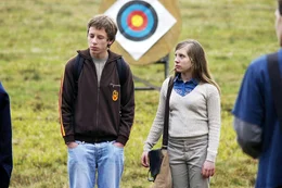 Beim Bogenschie&szlig;en wird Maren klar, dass Frederic (Philipp Kubitza, l.) und Nina (Simone Burckhardt, r.) zu den Au&szlig;enseitern z&auml;hlen.