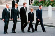 (v. l. n. r.): Prinz Philip, Prinz William, Charles Spencer, Prinz Harry und Prinz Charles hinter dem Sarg von Diana, Prinzessin von Wales auf dem Weg zur Tauerfeier in der Westminster Abbey.