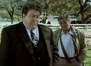 Lt. Columbo (Peter Falk) teilt dem Farmbesitzer Graham McVeigh (George Wendt, li.) mit, dass sein Bruder in seinem Auto ermordet aufgefunden wurde - doch der weiß das nur zu gut... Lt. Columbo (Peter Falk) teilt dem Farmbesitzer Graham McVeigh (George Wendt, li.) mit, dass sein Bruder in seinem Auto ermordet aufgefunden wurde - doch der weiß das nur zu gut...