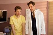 Piwi Kleist (Meo Wulf, links) und Dr. Timotheus von Hatzfeld (Tom Radisch, rechts) sind skeptisch was die Besetzung der neuen Arzthelfer-Stelle anbelangt. Piwi Kleist (Meo Wulf, links) und Dr. Timotheus von Hatzfeld (Tom Radisch, rechts) sind skeptisch was die Besetzung der neuen Arzthelfer-Stelle anbelangt.