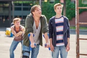 Stefan (Hendrik Duryn) erklärt Schüler Max (Nick Julius Schuck, r.) die Leiterübung. Der ist skeptisch: So hoch? l.: Dennis (Paul Sundheim) Stefan (Hendrik Duryn) erklärt Schüler Max (Nick Julius Schuck, r.) die Leiterübung. Der ist skeptisch: So hoch? l.: Dennis (Paul Sundheim)