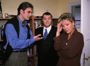 Unerwarteter Weise kommt Dr. Schmidt (Walter Sitter, l.) während Nikolas (Mariele Millowitsch) Schwindel mit Tim (Oliver Reinhard) alias Stefan vorbei. Jetzt wird's peinlich...!?