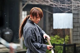 Kenshin Himura (Takeru Sat&ocirc;) hat eigentlich geschworen, nie wieder zum Schwert zu greifen. Doch er muss den gr&ouml;&szlig;enwahnsinnigen Auftragsm&ouml;rder Shishio stoppen.