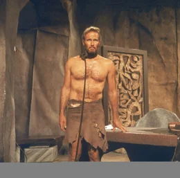 Wegen einer Notlandung geraten Kommandant Taylor (Charlton Heston) und sein Team auf einen fremden Planeten. Kaum angekommen, werden sie gefangen genommen und als Versuchsobjekte benutzt ...