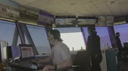 Im Kontrollturm des Flughafens behalten die Sicherheitskräfte über zahlreiche Monitore hinweg den gesamten Betrieb im Blick - Routine und höchste Konzentration zugleich. Im Kontrollturm des Flughafens behalten die Sicherheitskräfte über zahlreiche Monitore hinweg den gesamten Betrieb im Blick - Routine und höchste Konzentration zugleich.