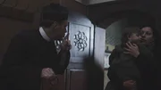 Der Priester ermahnt die Frau mit dem Kind, ruhig zu sein.
