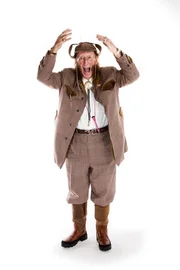 Ist der Pferderennexperte John McCririck, bekannt für seine unverwechselbare extravagante Kleidung mit großer Sherlock-Holmes-Mütze, Koteletten und winterlichen Anzügen, bereit für einen neuen Look?