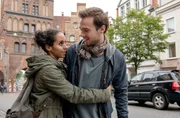 ARD MORDEN IM NORDEN, FOLGE 135, "Unter Strom", am Montag (13.03.23) um 18:50 Uhr im ERSTEN. Meryem (Kristin Alia Hunold, l.) schließt ihren Freund Nick (Tom Gronau, r.) in die Arme. Nick hat seinen Drogenentzug vorzeitig abgebrochen. Sie planen einen Raubüberfall und träumen davon, woanders neu anzufangen. © ARD/Thorsten Jander, honorarfrei - Verwendung gemäß der AGB im engen inhaltlichen, redaktionellen Zusammenhang mit genannter ARD-Sendung bei Nennung "Bild: ARD/Thorsten Jander" (S2+). ARD-Programmdirektion/Bildredaktion, pressefoto.daserste@ard.de ARD MORDEN IM NORDEN, FOLGE 135, "Unter Strom", am Montag (13.03.23) um 18:50 Uhr im ERSTEN. Meryem (Kristin Alia Hunold, l.) schließt ihren Freund Nick (Tom Gronau, r.) in die Arme. Nick hat seinen Drogenentzug vorzeitig abgebrochen. Sie planen einen Raubüberfall und träumen davon, woanders neu anzufangen. © ARD/Thorsten Jander, honorarfrei - Verwendung gemäß der AGB im engen inhaltlichen, redaktionellen Zusammenhang mit genannter ARD-Sendung bei Nennung "Bild: ARD/Thorsten Jander" (S2+). ARD-Programmdirektion/Bildredaktion, pressefoto.daserste@ard.de