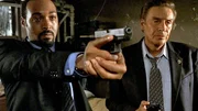 Detective Green (Jesse L. Martin, l.) und Detective Briscoe (Jerry Orbach)